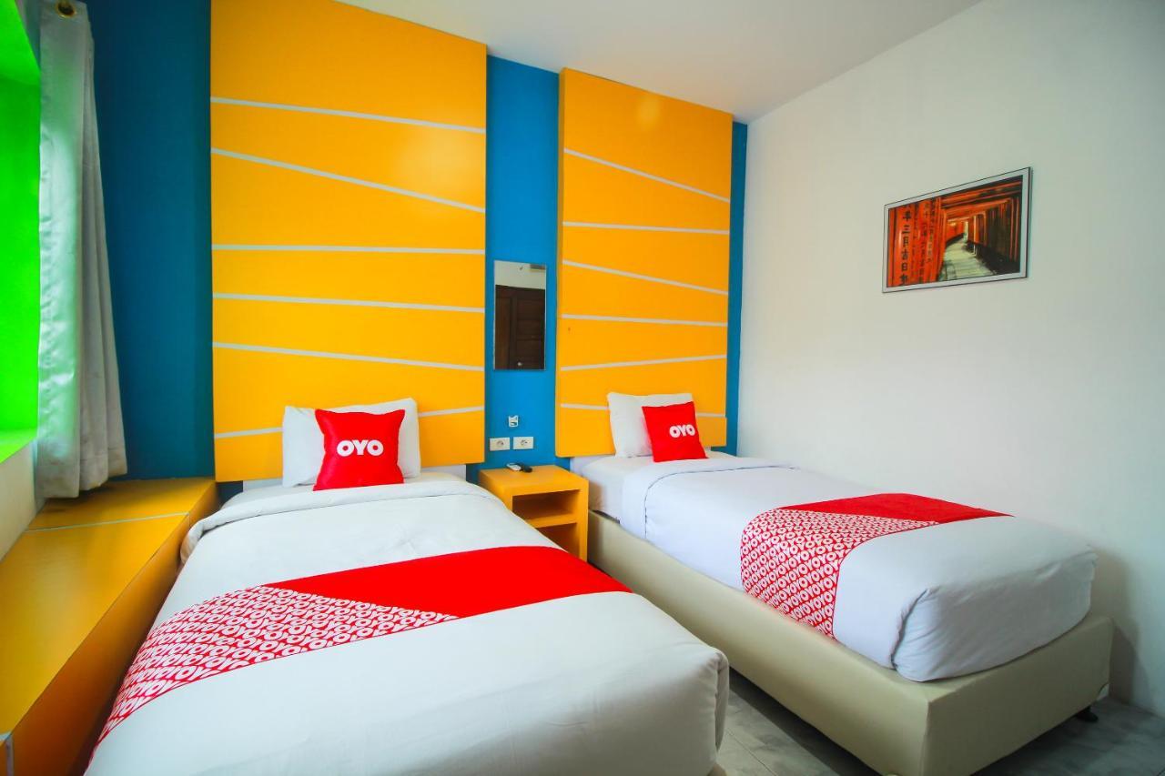 Oyo 1825 Marcopolo Homestay Pekanbaru Kültér fotó